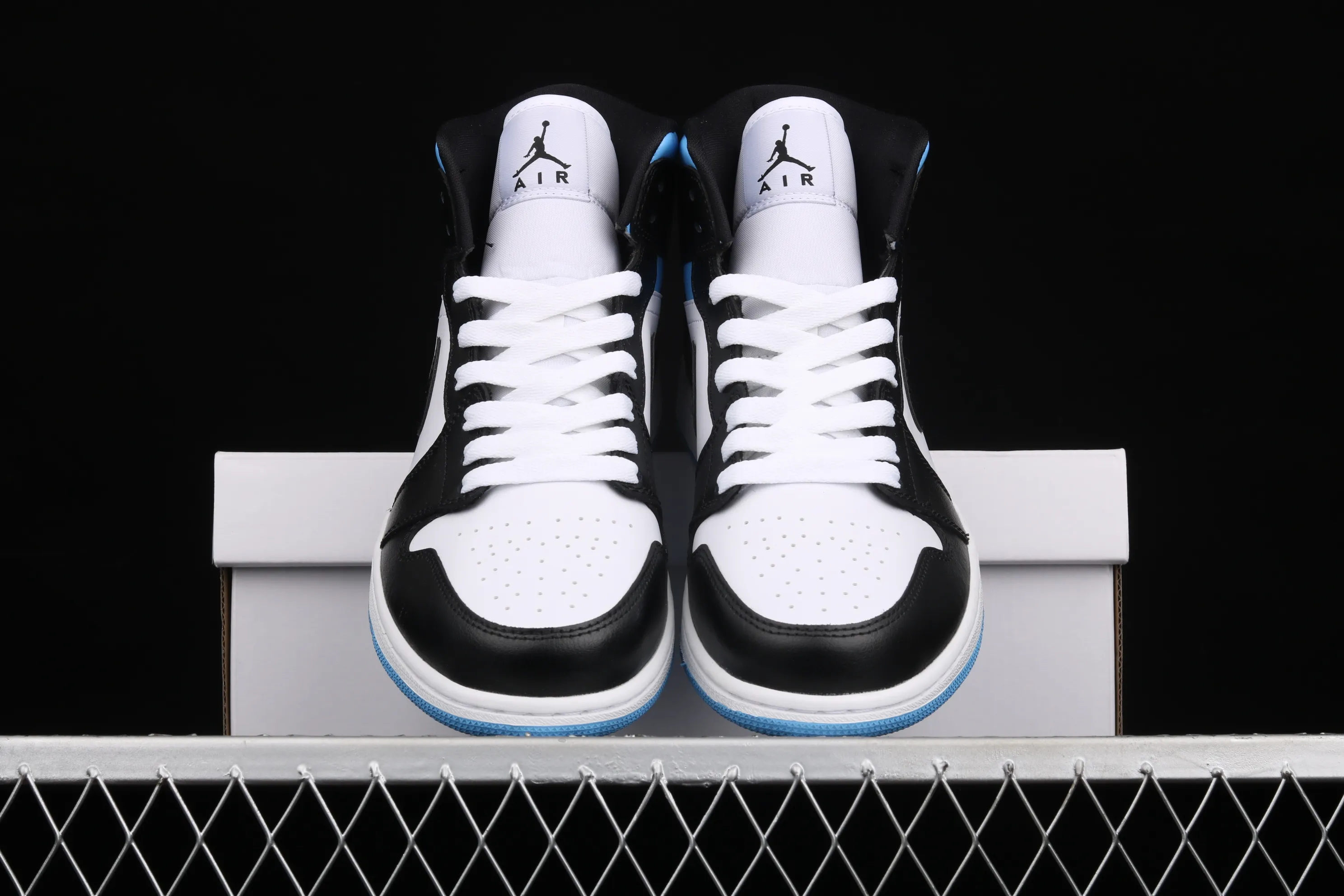 All categories Air Jordan Jordan series basketball shoes Air Jordan 1 Mid G version pure original Air Jordan 1 Mid SE AJ1 Joe 1 black and white BQ6472-102